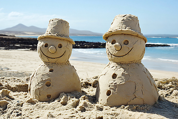 JPG 편집이미지 모래 크리스마스 눈사람 해변 사람없음 여름 모래사장 디지털합성 편집실사 AI포토 AI콘텐츠 계절 기념일 바다 CG 파일형식