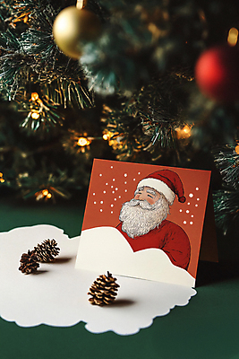 1 계절 기념일 크리스마스장식 크리스마스 카드_감사 프레임 사람 성인 편지 CG 남자한명만 노인남자만 파일형식 AI콘텐츠 노인남자한명만 한명 남자 노년 크리스마스트리 조명 오너먼트 솔방울 크리스마스카드 디지털합성 카드프레임 겨울 디자인 엽서 그림 JPG 편집이미지 산타클로스 편집실사 AI포토