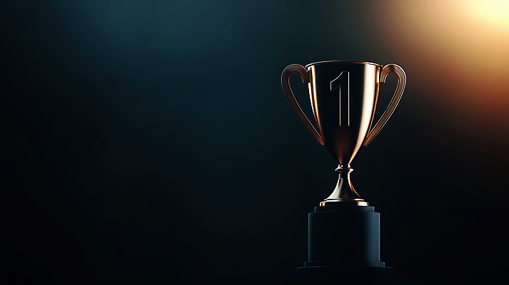 JPG 편집이미지 성공 사람없음 빛 어둠 금색 우승 수상_상을받음 황금 트로피 명예 시상 시상식 영광군 편집실사 AI컴퓨터그래픽 AI콘텐츠 컬러 컨셉 최고 전라남도 상_우승 CG 파일형식