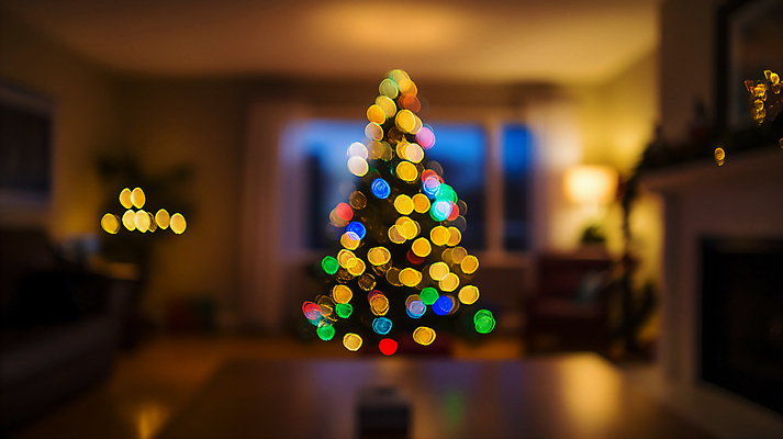 JPG 편집이미지 실루엣 크리스마스 겨울 거실 창문 탁자 사람없음 크리스마스트리 노란색 커튼 벽난로 보케 편집실사 AI포토 AI콘텐츠 계절 기념일 컬러 가구 촬영기법 CG 파일형식