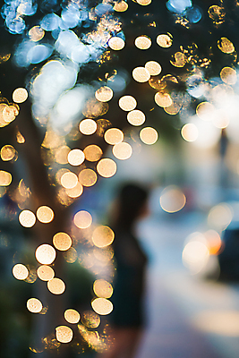 JPG 편집이미지 여자 실루엣 크리스마스 겨울 한명 성인 파란색 크리스마스트리 보케 성인여자한명만 편집실사 AI포토 AI콘텐츠 1 계절 기념일 컬러 촬영기법 사람 CG 여자한명만 성인여자만 파일형식