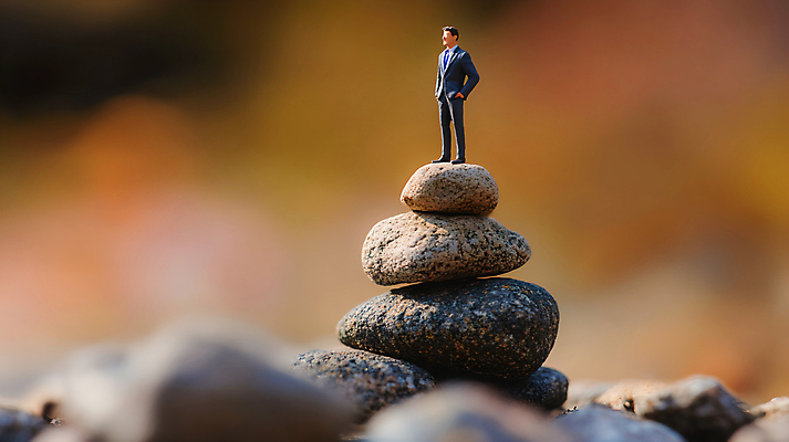 JPG 전신 편집이미지 남자 비즈니스 자연 한명 성인 아웃포커스 피규어 직장인 비즈니스맨 석탑 균형 주머니손 성인남자한명만 편집실사 젠 AI포토 AI콘텐츠 직업 1 모션 촬영기법 사람 쌓기 탑 미니어처 돌_바위 CG 생태계 남자한명만 성인남자만 파일형식