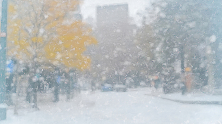 JPG 편집이미지 실루엣 도로 겨울 거리 사람없음 아웃포커스 추위 도시 대설 눈내림 한파주의보 편집실사 AI포토 AI콘텐츠 계절 길 교통시설 눈_날씨 촬영기법 자연재해 절기 CG 파일형식