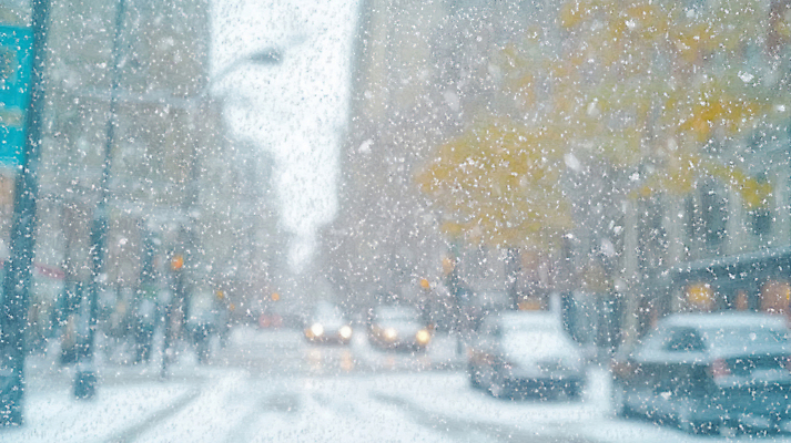 JPG 편집이미지 실루엣 도로 겨울 가로등 자동차 사람없음 아웃포커스 추위 도시 대설 안전운전 폭설 눈내림 한파주의보 편집실사 AI포토 AI콘텐츠 계절 공공시설 길 육상교통 교통시설 눈_날씨 촬영기법 자연재해 절기 CG 교통안전 파일형식
