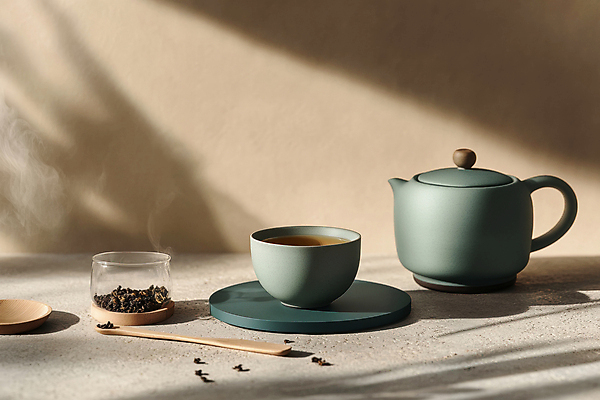 JPG 편집이미지 여유 사람없음 빛 도자기 연기 차 찻잔 다기 찻주전자 디지털합성 힐링 찻잎 나무스푼 편집실사 AI포토 AI콘텐츠 감정 음료 주전자 잔 차_음료 다도 CG 나무숟가락 파일형식