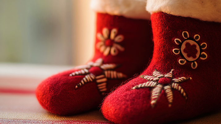 JPG 편집이미지 크리스마스장식 크리스마스 겨울 양말 사람없음 빨간색 니트 크리스마스양말 산타양말 편집실사 AI포토 AI콘텐츠 계절 기념일 컬러 상의 CG 파일형식