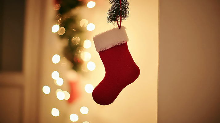 계절 기념일 크리스마스장식 크리스마스 양말 CG 파일형식 AI콘텐츠 겨울 산타양말 보케 크리스마스트리 JPG 편집실사 편집이미지 사람없음 크리스마스양말 AI포토