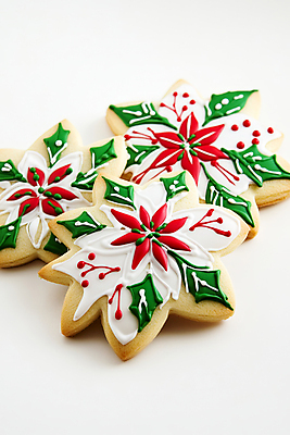 식기 기념일 열매 꽃 크리스마스장식 크리스마스 디저트 눈_날씨 상차림 CG 파일형식 AI콘텐츠 호랑가시나무열매 포인세티아 눈꽃 쿠키 접시 오너먼트 편집실사 편집이미지 사람없음 플레이팅 JPG AI포토