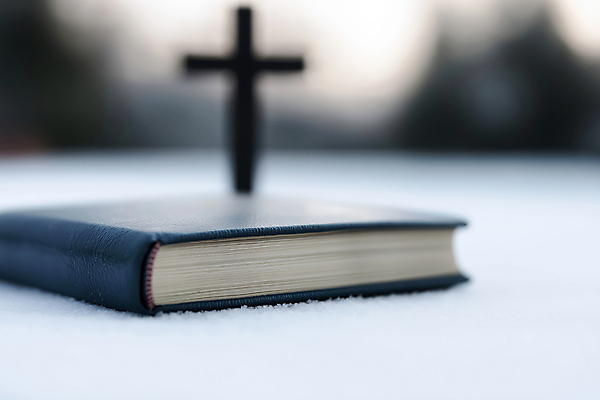 JPG 편집이미지 종교 십자가 사람없음 책 빛 일출 믿음 성경 고요 신성 편집실사 AI포토 AI콘텐츠 감정 종교용품 노을 CG 파일형식