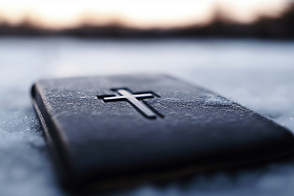 JPG 편집이미지 종교 십자가 사람없음 책 빛 평화 일출 믿음 성경 고요 눈 신성 편집실사 AI포토 AI콘텐츠 자연요소 감정 컨셉 종교용품 날씨 노을 CG 파일형식