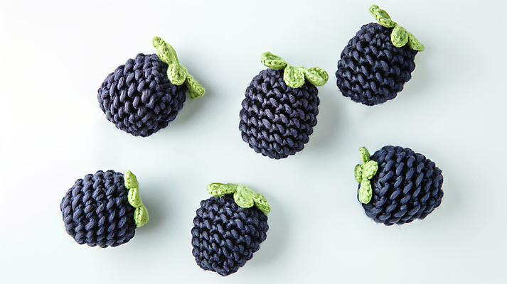 JPG 편집이미지 과일 사람없음 귀여움 보라색 뜨개질 니트 블랙베리 수공예 편집실사 AI포토 AI콘텐츠 컬러 컨셉 상의 취미 공예 CG 파일형식