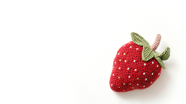 JPG 편집이미지 과일 딸기 사람없음 빨간색 귀여움 뜨개질 니트 수공예 편집실사 AI포토 AI콘텐츠 컬러 컨셉 상의 취미 공예 CG 파일형식