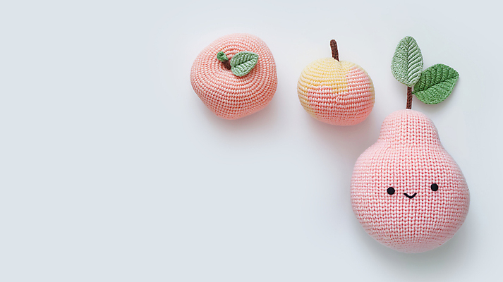 JPG 편집이미지 분홍색 과일 사람없음 귀여움 뜨개질 니트 복숭아 수공예 편집실사 AI포토 AI콘텐츠 컬러 컨셉 상의 취미 공예 CG 파일형식