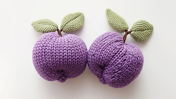 JPG 편집이미지 과일 사람없음 귀여움 보라색 뜨개질 니트 자두 수공예 편집실사 AI포토 AI콘텐츠 컬러 컨셉 상의 취미 공예 CG 파일형식