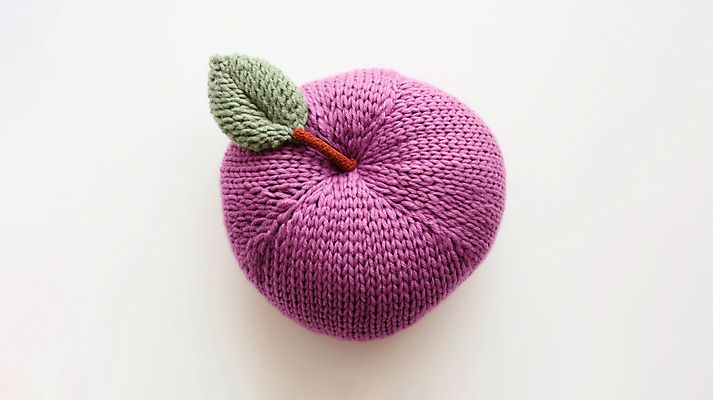 JPG 편집이미지 과일 사람없음 귀여움 보라색 뜨개질 니트 자두 수공예 편집실사 AI포토 AI콘텐츠 컬러 컨셉 상의 취미 공예 CG 파일형식