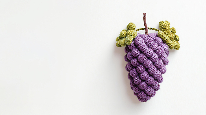 JPG 편집이미지 과일 포도 사람없음 귀여움 보라색 뜨개질 니트 수공예 편집실사 AI포토 AI콘텐츠 컬러 컨셉 상의 취미 공예 CG 파일형식
