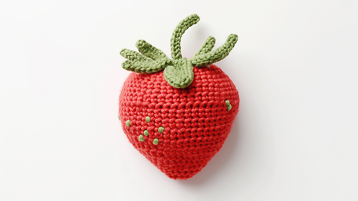 JPG 편집이미지 과일 딸기 사람없음 빨간색 귀여움 뜨개질 니트 수공예 편집실사 AI포토 AI콘텐츠 컬러 컨셉 상의 취미 공예 CG 파일형식