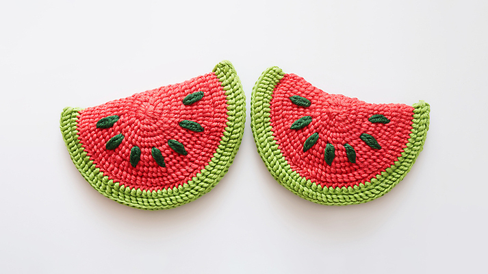 JPG 편집이미지 조각 과일 수박 사람없음 빨간색 초록색 여름 귀여움 뜨개질 니트 수공예 편집실사 AI포토 AI콘텐츠 계절 컬러 컨셉 상의 취미 공예 CG 파일형식