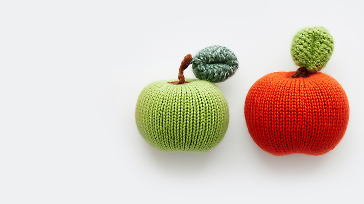 JPG 편집이미지 과일 사람없음 빨간색 초록색 귀여움 뜨개질 사과 니트 풋사과 수공예 편집실사 AI포토 AI콘텐츠 컬러 컨셉 상의 취미 공예 CG 파일형식