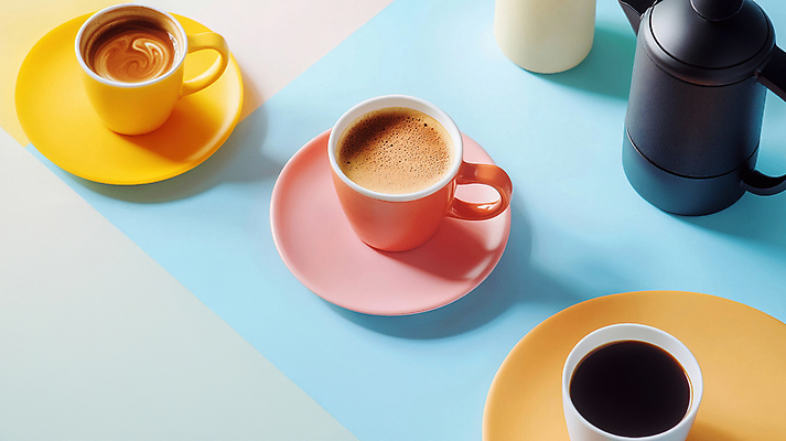 JPG 편집이미지 여유 커피 휴식 그림자 취미 사람없음 컬러풀 커피잔 커피포트 컵받침 힐링 감성 라떼 홈카페 편집실사 AI포토 AI콘텐츠 감정 음료 컬러 컨셉 주전자 잔 카페 받침대 CG 파일형식