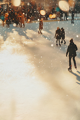 JPG 전신 편집이미지 여자 남자 어린이 스포츠 겨울 여러명 성인 취미 빛 스케이트 추억 보케 빙판 아이스링크 편집실사 AI인물포토 AI콘텐츠 계절 스포츠용품 다수 컨셉 사람 CG 파일형식 AI포토