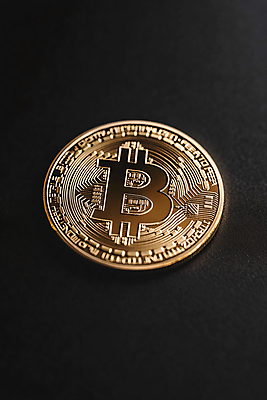 JPG 편집이미지 근접촬영 사람없음 동전 검은색 황금 투자 가상화폐 편집실사 AI포토 AI콘텐츠 뷰포인트 컬러 돈 비즈니스 CG 파일형식