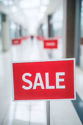 JPG 편집이미지 간판 사람없음 빨간색 세일 팻말 쇼핑몰 백화점 편집실사 AI포토 AI콘텐츠 컬러 프레임 상점 CG 파일형식