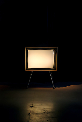 JPG 편집이미지 그림자 사람없음 빛 검은색 텔레비전 어둠 빈티지 복고 편집실사 AI포토 AI콘텐츠 컬러 컨셉 전자제품 CG 파일형식