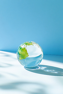 JPG 편집이미지 지구 하늘색 그림자 사람없음 모형 깨끗함 원형 디지털합성 유리구슬 편집실사 AI컴퓨터그래픽 AI콘텐츠 도형 컨셉 유리 파란색 구슬 CG 파일형식