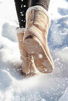 JPG 편집이미지 패션 겨울 발 부츠 신체부위 걷기 눈 디지털합성 방한용품 눈내림 편집실사 AI컴퓨터그래픽 AI콘텐츠 자연요소 계절 신발 모션 날씨 눈_날씨 사람 CG 오브젝트 파일형식