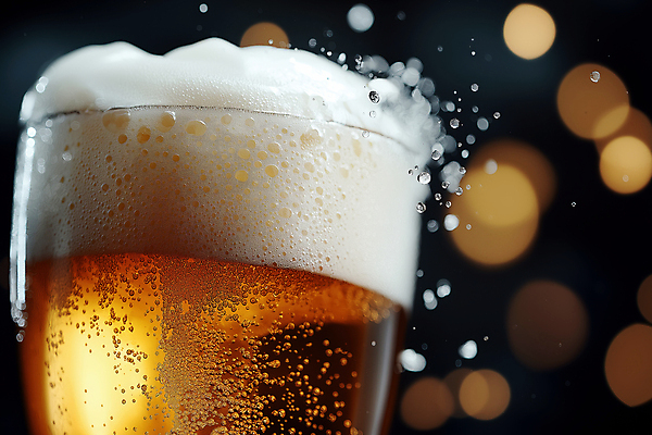 JPG 편집이미지 맥주 근접촬영 사람없음 파티 검은색 축제 거품 금색 물방울 보케 맥주잔 빚 편집소스 편집실사 AI포토 AI콘텐츠 뷰포인트 컬러 술잔 주류 이벤트 경제 CG 파일형식