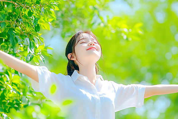 JPG 편집이미지 여자 셔츠 자연 팔벌리기 나뭇잎 한명 미소 성인 햇빛 눈감음 봄 나뭇가지 고개들기 의료성형뷰티 성인여자한명만 편집실사 AI인물포토 AI콘텐츠 나무 1 계절 상의 잎 모션 표정 사람 태양 CG 생태계 여자한명만 성인여자만 파일형식 AI포토