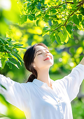 JPG 편집이미지 여자 셔츠 자연 팔벌리기 나뭇잎 한명 미소 성인 햇빛 눈감음 봄 나뭇가지 고개들기 의료성형뷰티 성인여자한명만 편집실사 AI인물포토 AI콘텐츠 나무 1 계절 상의 잎 모션 표정 사람 태양 CG 생태계 여자한명만 성인여자만 파일형식 AI포토