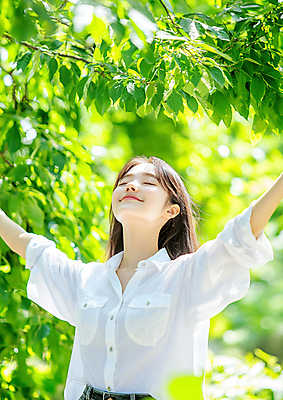 JPG 편집이미지 여자 셔츠 자연 팔벌리기 나뭇잎 한명 미소 성인 햇빛 눈감음 봄 나뭇가지 고개들기 의료성형뷰티 성인여자한명만 편집실사 AI인물포토 AI콘텐츠 나무 1 계절 상의 잎 모션 표정 사람 태양 CG 생태계 여자한명만 성인여자만 파일형식 AI포토