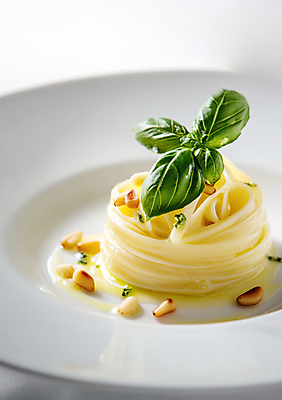 JPG 편집이미지 접시 잎 파스타 사람없음 초록색 잣 바질 플레이팅 편집실사 AI포토 AI콘텐츠 식물 식기 컬러 서양음식 견과류 상차림 CG 파일형식