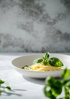 JPG 편집이미지 접시 잎 파스타 사람없음 초록색 바질 플레이팅 편집실사 AI포토 AI콘텐츠 식물 식기 컬러 서양음식 상차림 CG 파일형식