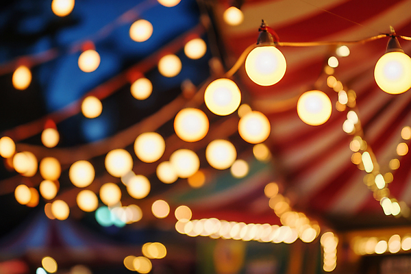 JPG 편집이미지 텐트 사람없음 빛 축제 공연 무대 화려 야간 서커스 즐거움 보케 알전구 편집실사 AI포토 AI콘텐츠 자연요소 감정 컨셉 전구 캠핑도구 이벤트 CG 파일형식