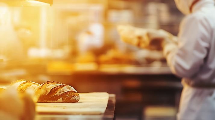 JPG 편집이미지 실루엣 빵 한명 들기 성인 빛 빵집 제빵 제빵사 성인한명만 편집실사 AI포토 AI콘텐츠 직업 1 음식 모션 촬영기법 사람 제과제빵 상점 CG 성인만 파일형식