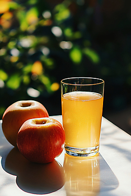 JPG 편집이미지 다이어트 잔 건강 그림자 사람없음 빛 반사 사과 혈당 사과식초 편집실사 AI포토 AI콘텐츠 식기 과일 혈액 CG 식초 파일형식