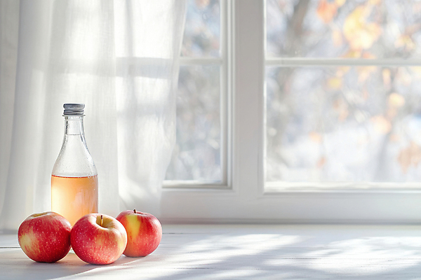 JPG 편집이미지 다이어트 창문 유리병 건강 사람없음 빛 커튼 사과 혈당 사과식초 편집실사 AI포토 AI콘텐츠 과일 병_용기 혈액 CG 식초 파일형식