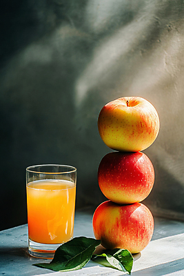 JPG 편집이미지 잎 다이어트 잔 건강 그림자 사람없음 빛 사과 혈당 사과식초 편집실사 AI포토 AI콘텐츠 식물 식기 과일 혈액 CG 식초 파일형식