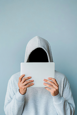 JPG 편집이미지 하늘색 한명 들기 상반신 성인 태블릿 후드티셔츠 얼굴가리기 보이스피싱 성인한명만 편집실사 AI인물포토 AI콘텐츠 1 티셔츠 모션 사람 파란색 전자제품 스마트기기 가림 CG 피싱 성인만 파일형식 AI포토