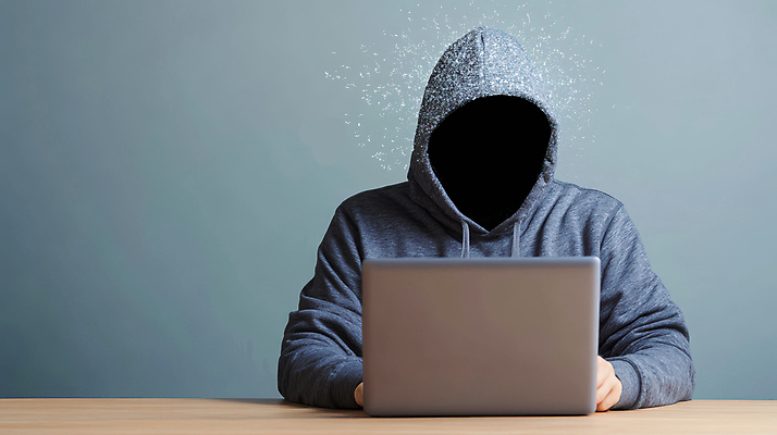 JPG 편집이미지 한명 상반신 성인 파란색 노트북 타이핑 후드티셔츠 보이스피싱 성인한명만 편집실사 AI인물포토 AI콘텐츠 1 컬러 티셔츠 사람 전자제품 CG 피싱 성인만 파일형식 AI포토