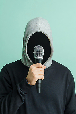 JPG 편집이미지 한명 상반신 성인 마이크 후드티셔츠 민트색 보이스피싱 성인한명만 편집실사 AI인물포토 AI콘텐츠 1 컬러 음향기기 티셔츠 사람 CG 피싱 성인만 파일형식 AI포토