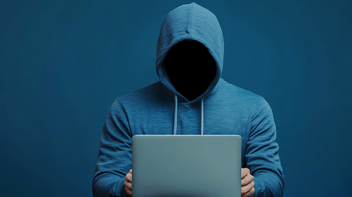 JPG 편집이미지 한명 상반신 성인 노트북 타이핑 남색 후드티셔츠 보이스피싱 성인한명만 편집실사 AI인물포토 AI콘텐츠 1 컬러 티셔츠 사람 전자제품 CG 피싱 성인만 파일형식 AI포토