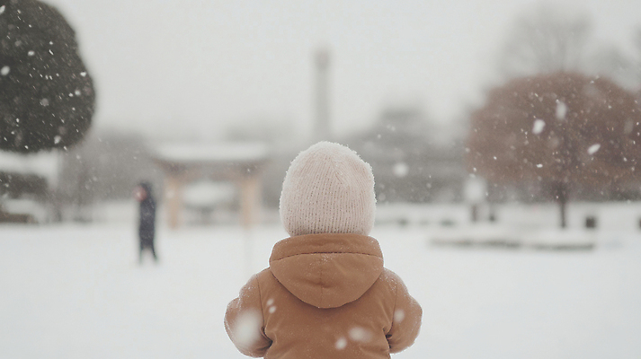 JPG 편집이미지 모자 남자 겨울 한명 상반신 뒷모습 아웃포커스 목도리 추위 아기 눈내림 의료성형뷰티 남자아기한명만 편집실사 AI인물포토 AI콘텐츠 1 잡화 계절 뷰포인트 눈_날씨 촬영기법 사람 CG 남자한명만 남자아기만 파일형식 AI포토