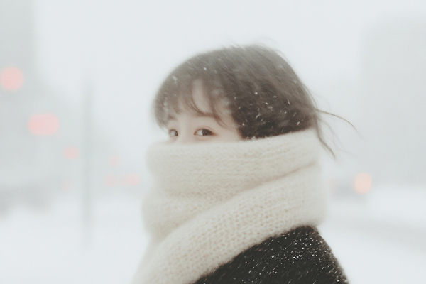 JPG 편집이미지 응시 여자 겨울 거리 한명 성인 옆모습 목도리 추위 흐림 뿌연 눈내림 의료성형뷰티 성인여자한명만 편집실사 AI인물포토 AI콘텐츠 1 시선 잡화 계절 뷰포인트 날씨 눈_날씨 사람 CG 여자한명만 성인여자만 파일형식 AI포토