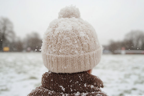 JPG 편집이미지 남자 겨울 털모자 한명 근접촬영 성인 뒷모습 아웃포커스 목도리 추위 아웃 눈내림 의료성형뷰티 성인남자한명만 편집실사 AI인물포토 AI콘텐츠 모자_잡화 1 잡화 계절 뷰포인트 눈_날씨 촬영기법 사람 CG 남자한명만 성인남자만 파일형식 AI포토