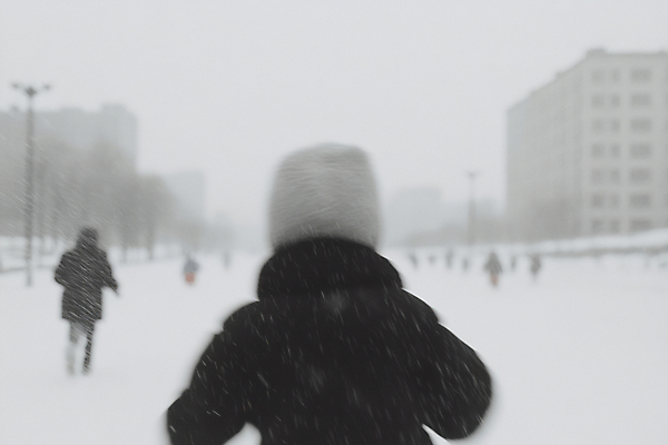 JPG 편집이미지 남자 겨울 거리 털모자 한명 성인 뒷모습 달리기 추위 흔들림 패딩 흐림 뿌연 눈내림 의료성형뷰티 성인남자한명만 편집실사 AI인물포토 AI콘텐츠 모자_잡화 1 계절 뷰포인트 모션 날씨 눈_날씨 사람 점퍼 CG 남자한명만 성인남자만 파일형식 AI포토