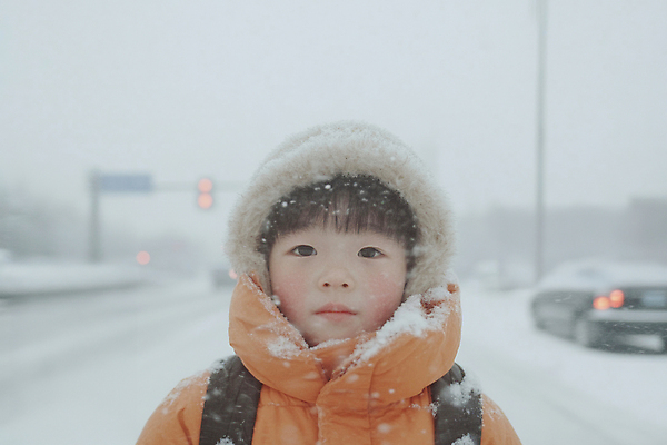 JPG 편집이미지 남자 도로 얼굴 어린이 겨울 가방 거리 털모자 한명 소년 앞모습 목도리 추위 패딩 눈내림 의료성형뷰티 소년한명만 편집실사 AI인물포토 AI콘텐츠 모자_잡화 1 잡화 계절 길 뷰포인트 교통시설 눈_날씨 사람 신체부위 점퍼 CG 남자한명만 소년만 파일형식 AI포토